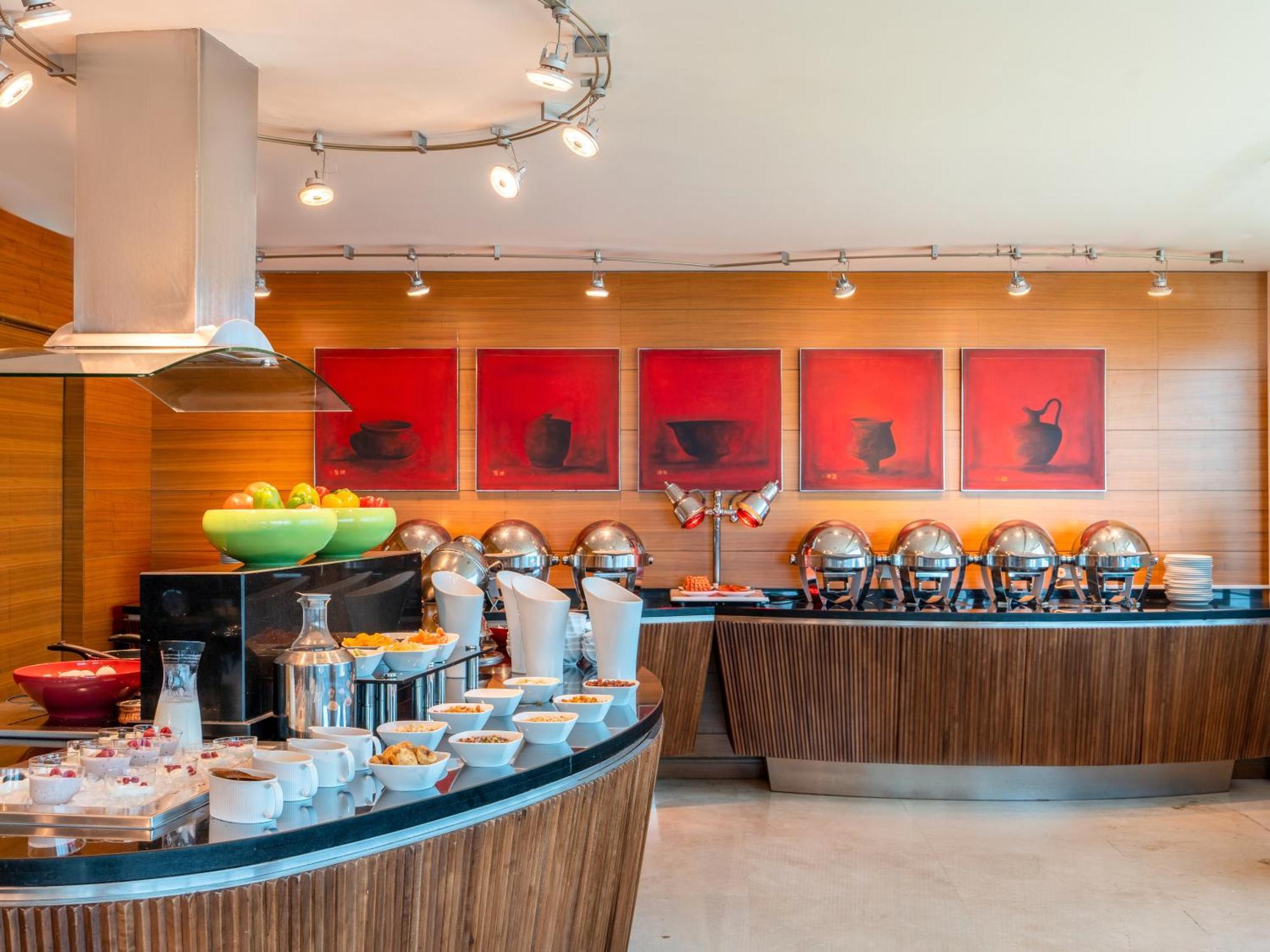 Moevenpick Hotel Al Khobar Exterior foto The buffet at the restaurant