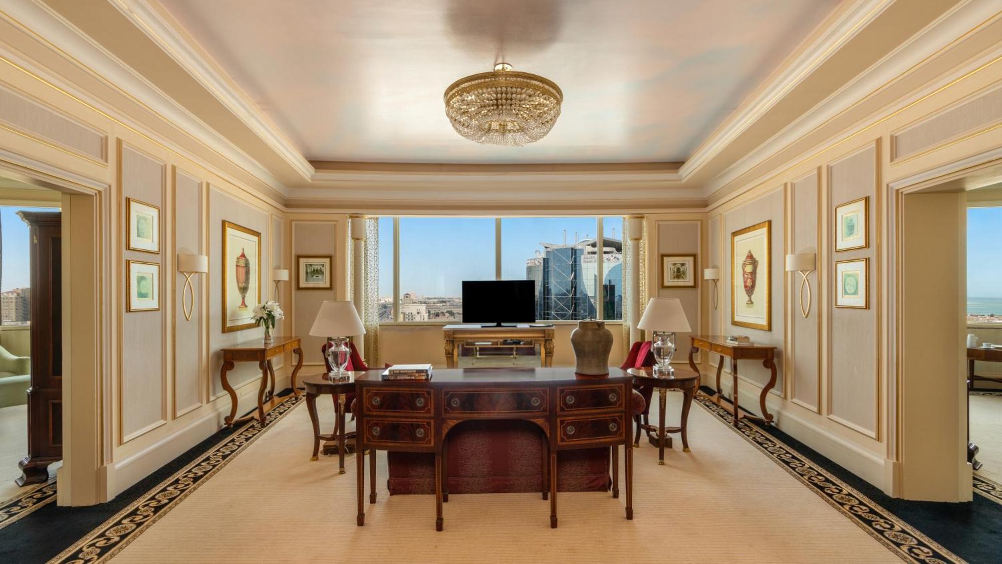 Moevenpick Hotel Al Khobar Exterior foto The study of a Presidential Suite